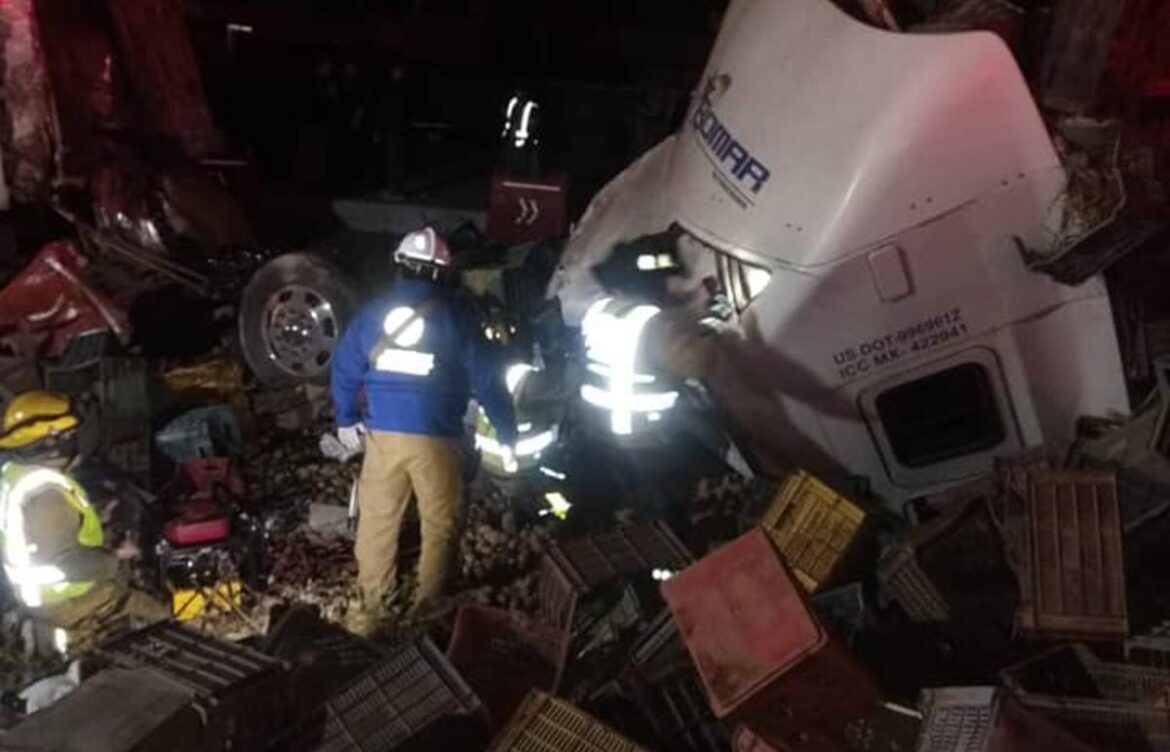 Vuelca tráiler con papas en la México-Querétaro