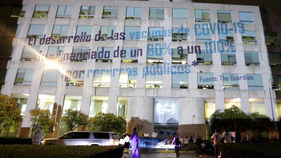 Protestan ante las oficinas de Pfizer en México; exigen que libere patentes