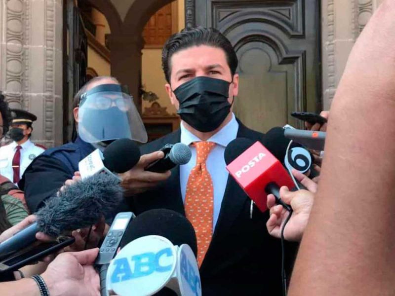 Revocan sanciones contra Samuel García por violencia política de género