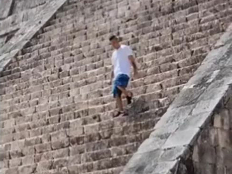¡Les vale! Turista sube a la pirámide de Kukulcán pese a estar prohibido