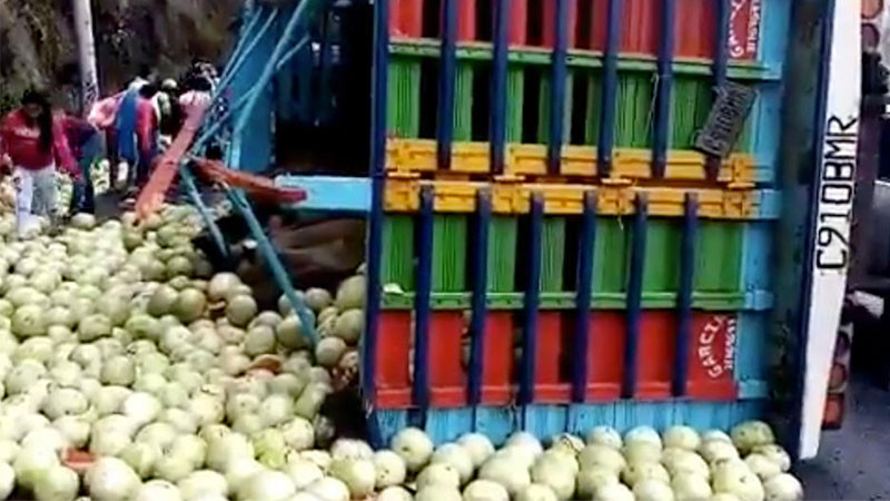 Productores de Melón de Matamoros tiran melón en protesta por bajo precio