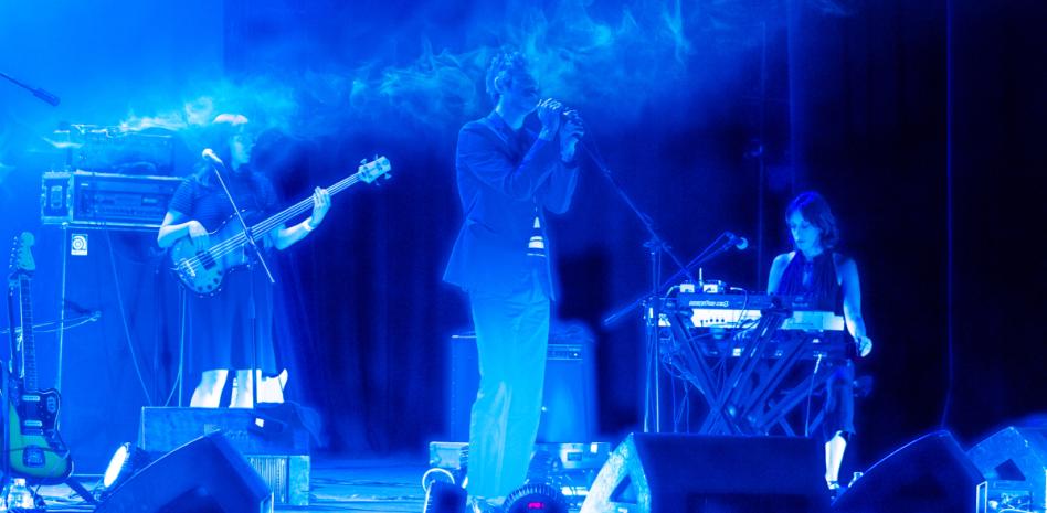 Devendra Banhart cautiva con su ‘Flying Wig’ en la celebración de Mexican Summer