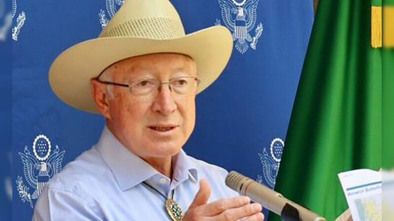 Ken Salazar destaca trabajo conjunto de EU y México en extradición de Ovidio Guzmán; honra a soldados muertos