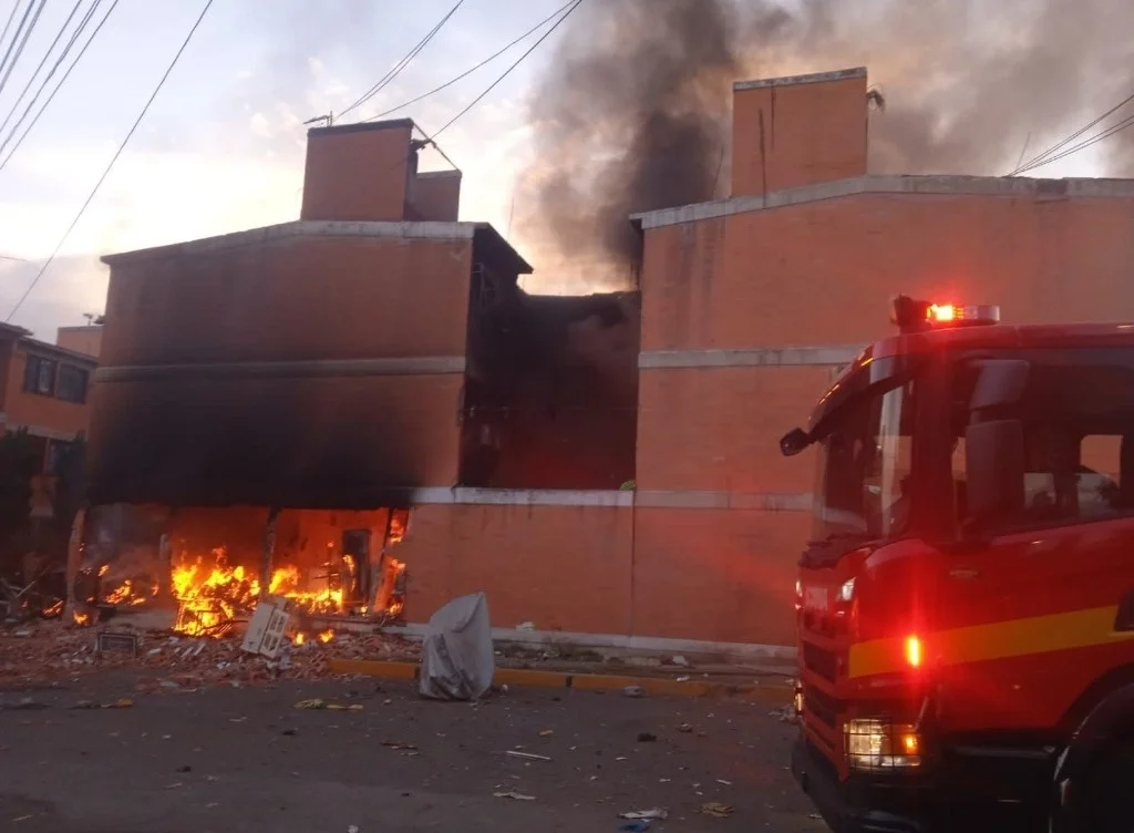 Explosión por acumulación de gas deja un muerto en unidad Tepozanes