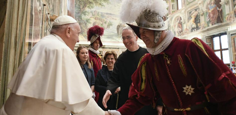 El papa agradece su labor a la Guardia Suiza e insta a los reclutas a salir a conocer Roma